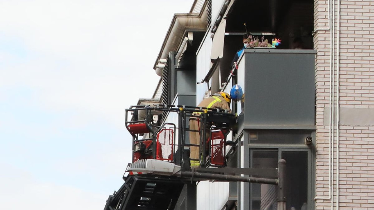 Actuación de Bomberos y Urbana ayer en la calle Quatre Pilans. 