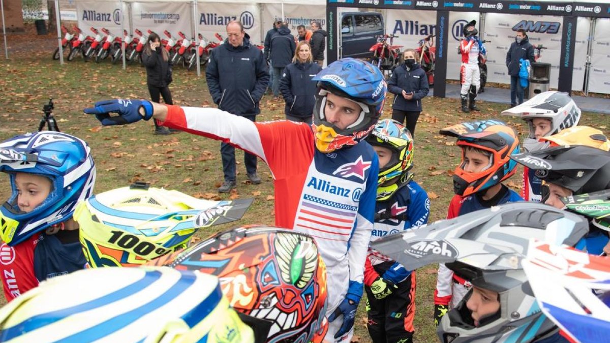 Àlex Márquez se dirige a los participantes de la sexta edición del Allianz Motor Camp, que arrancó ayer en el circuito de Rufea.