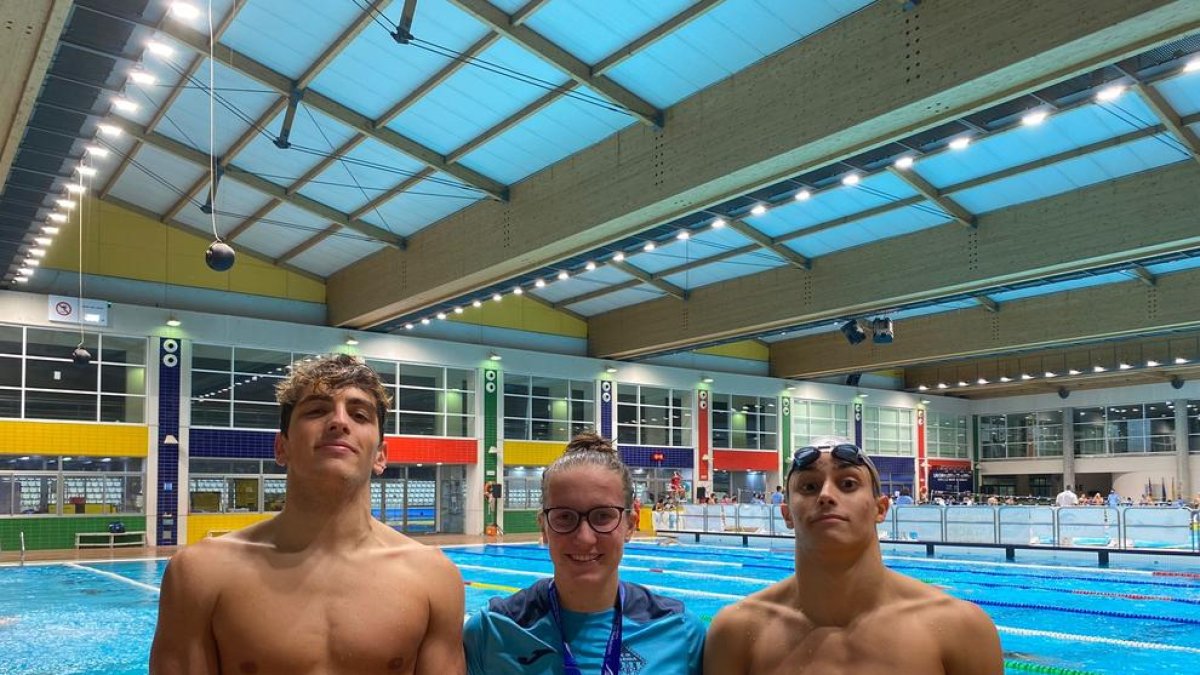 Paula Juste, amb la medalla de bronze en els 400 lliures i dos dels seus companys del CN Lleida.