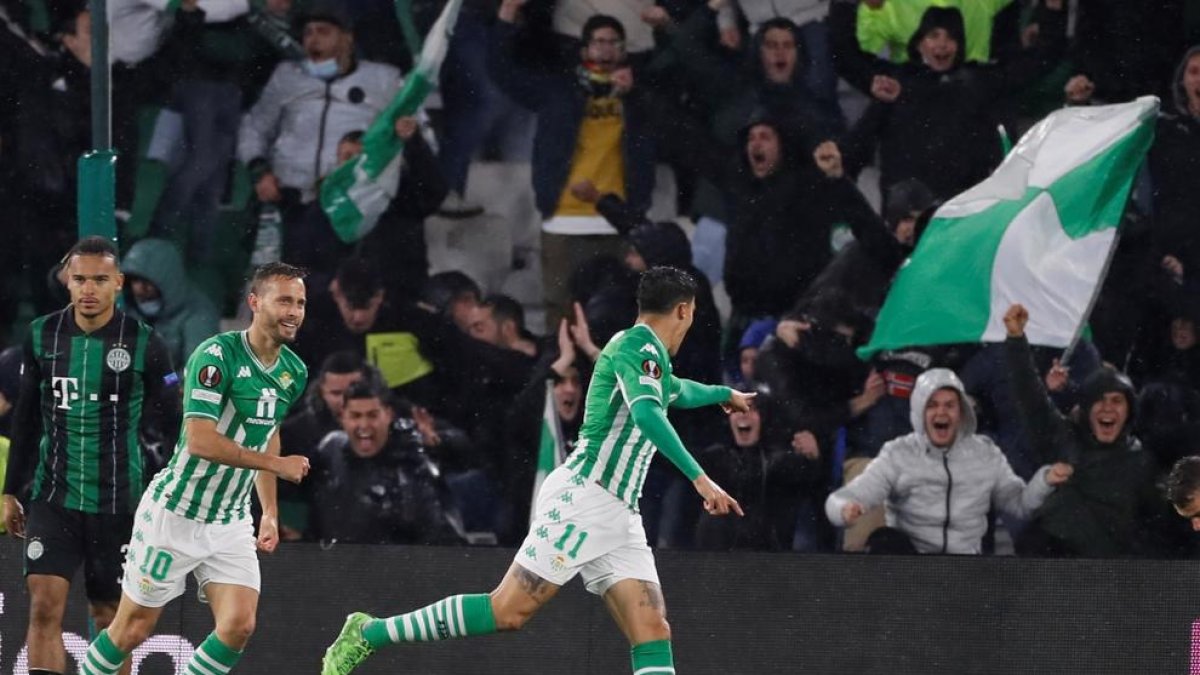 Cristian Tello celebra el primer tanto del Betis ante el Ferencvaros.