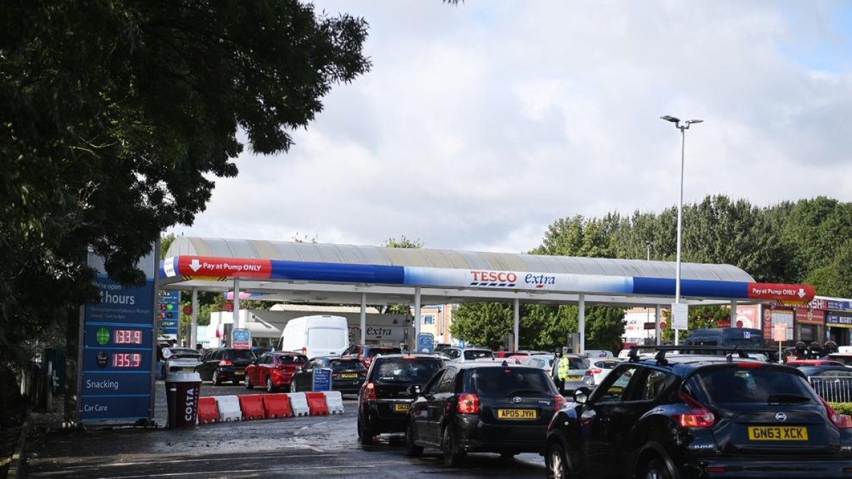 Aglomeracions de cotxes en una gasolinera del Regne Unit, ahir.