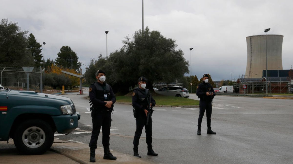 Guàrdies civils vigilant ahir l’entrada a la central nuclear.
