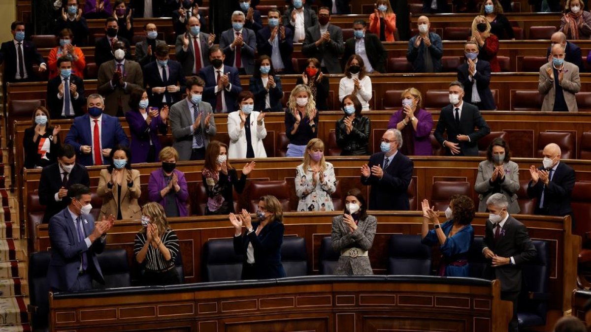 La bancada del Gobierno aplaudiendo ayer en el Congreso tras la aprobación de los Presupuestos.