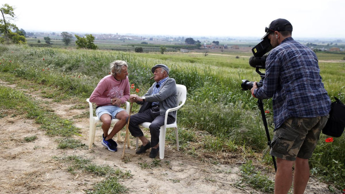 Jesús Calleja hablando con Joan Mata Pijuan, ‘El Tato’, el pasado mayo en Penelles.