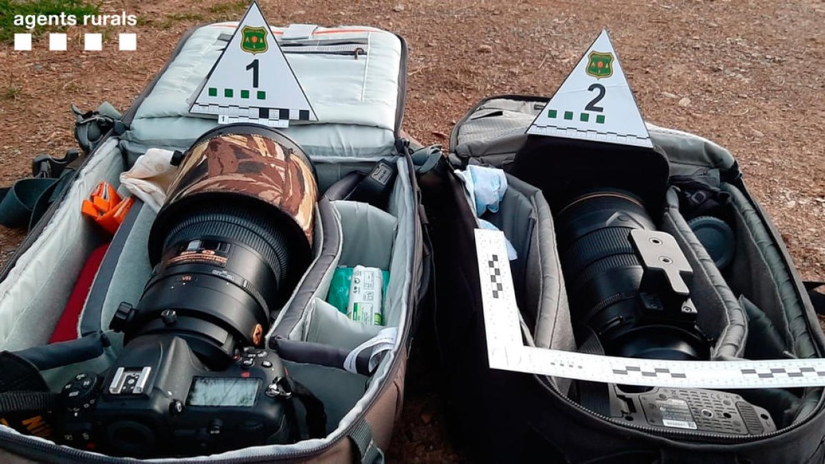 Part del material fotogràfic intervingut pels Agents Rurals a les dos persones denunciades per fer fotos al gall fer al Parc Natural de l'Alt Pirineu.