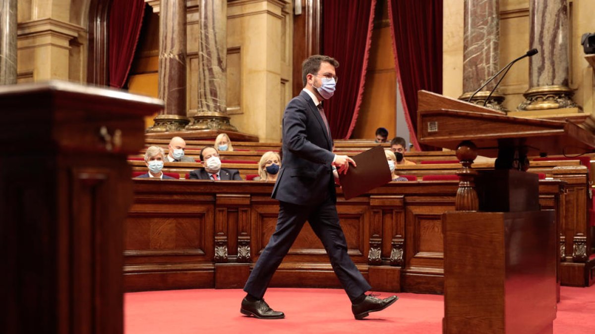 El president del Govern, Pere Aragonès, dirigint-se cap al faristol durant el debat de política general del Parlament.