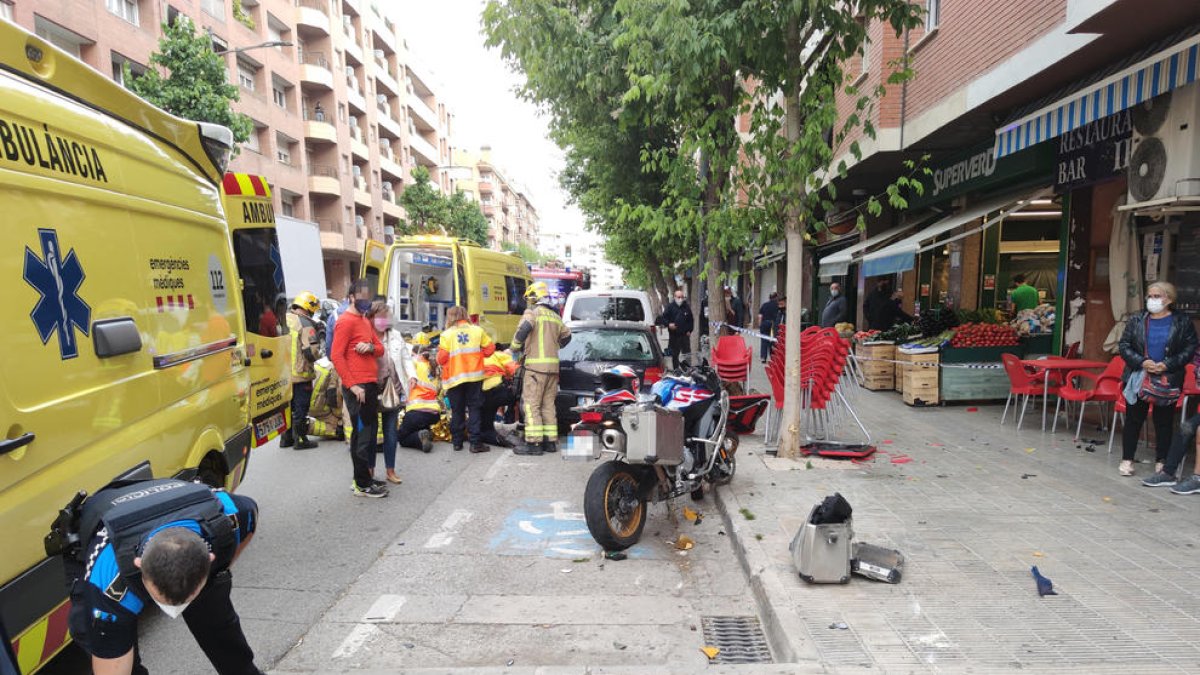 La moto va acabar sobre la vorera, on una jove va resultar ferida.