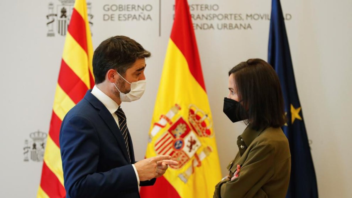 La secretària d'Estat de Transports, Isabel Pardo de Vera, i el vicepresident català i conseller de Territorio, Jordi Puigneró, durant la seua reunió bilateral d'Infraestructures a la seu del ministeri a Madrid aquest divendres.