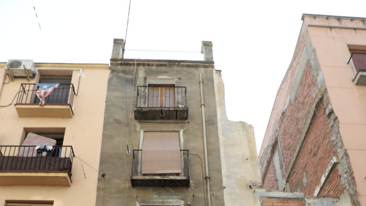 El edificio que será derribado para hacer un bloque de viviendas. 