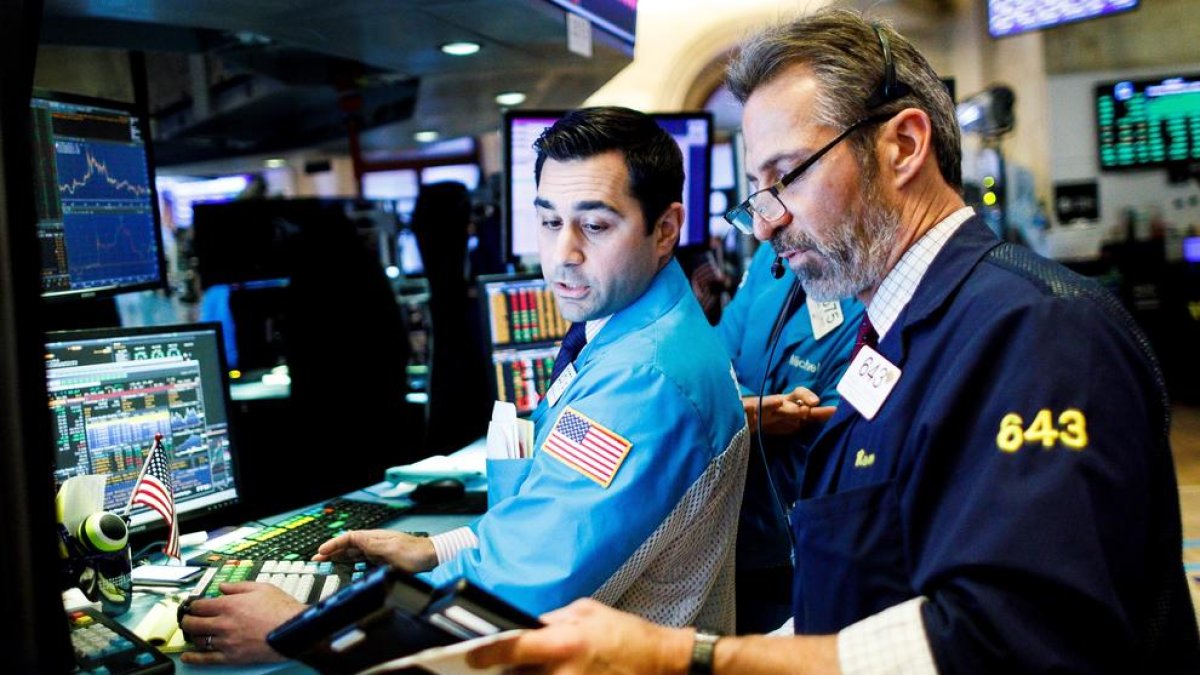 Wall Street cierra en rojo y el Dow baja un 2,53 %, su peor caída del año