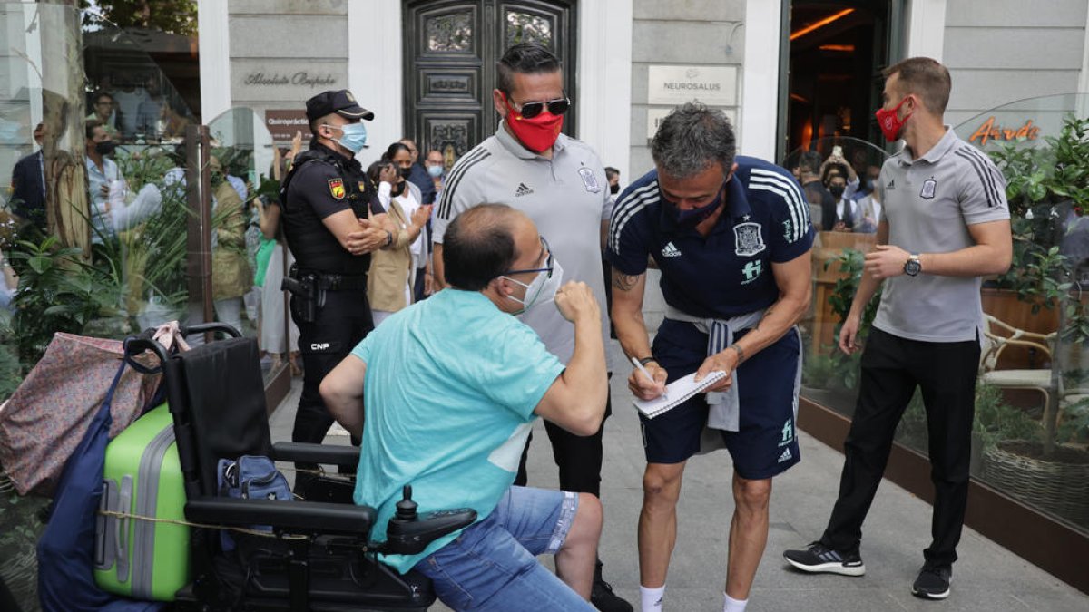 El tècnic Luis Enrique firma un autògraf al centre de Madrid.