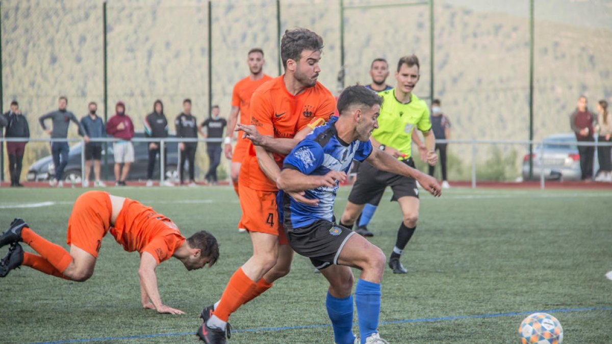 Una acció del partit d’ahir entre el Solsona i l’At. Lleida.