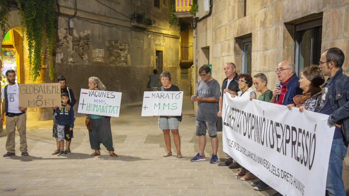 La protesta contó con el propio Pàmies y también la concejal Sala.