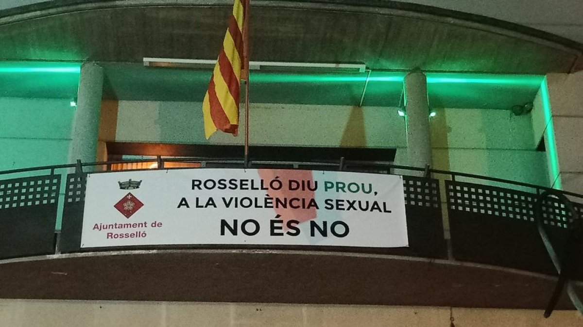 Rosselló iluminó la fachada del consistorio de verde ayer para mostrar su rechazo a la violencia sexual.