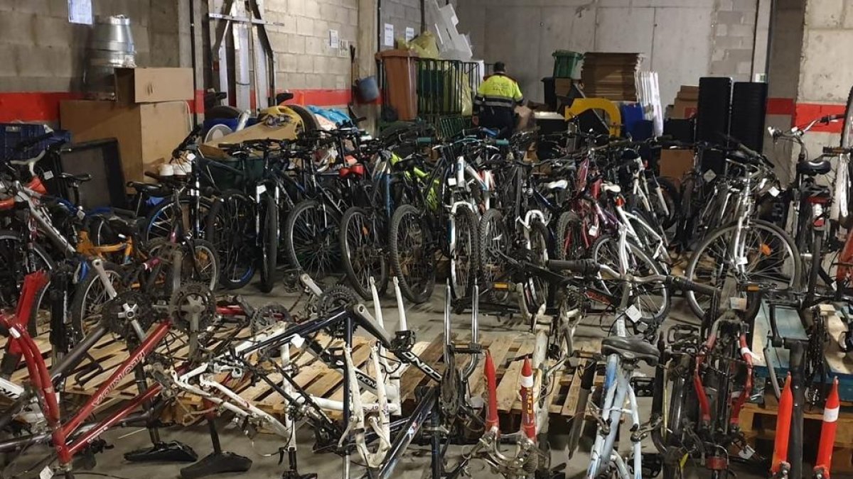 Crida dels Mossos per tornar un centenar de bicicletes