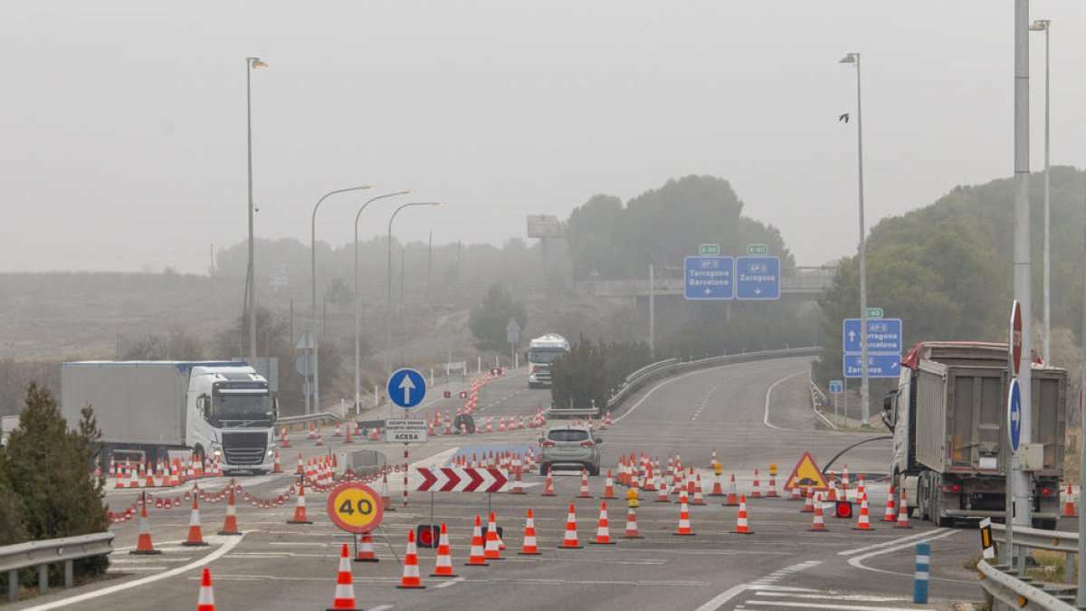 Els diferents carrils habilitats a la zona dels peatges a l’accés a Lleida de l’AP-2.