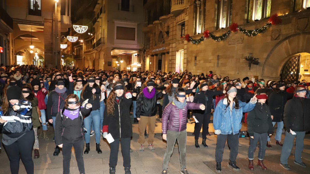 Imatge d’arxiu d’una mobilització contra la violència sexual a la plaça Paeria de Lleida.