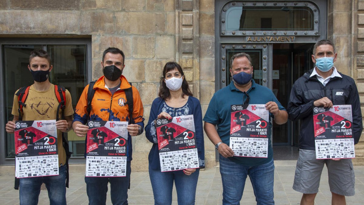 L’organització va presentar la vintena edició de la Mitja Marató davant l’ajuntament de Tàrrega.