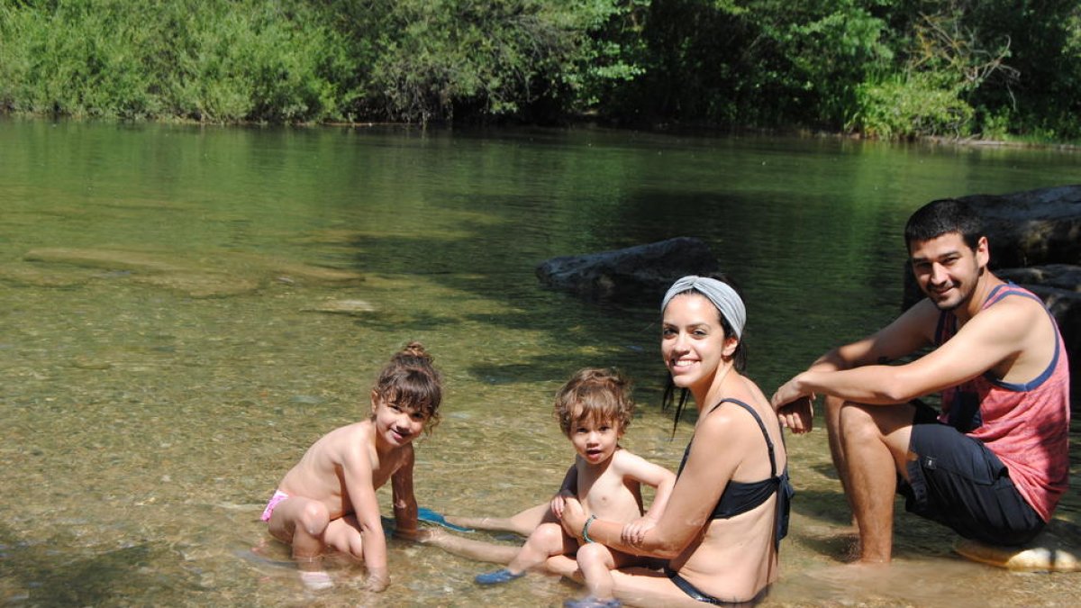 Marc Villalonga y Núria Falcó en el parc Maria Rúbies de Camarasa. 