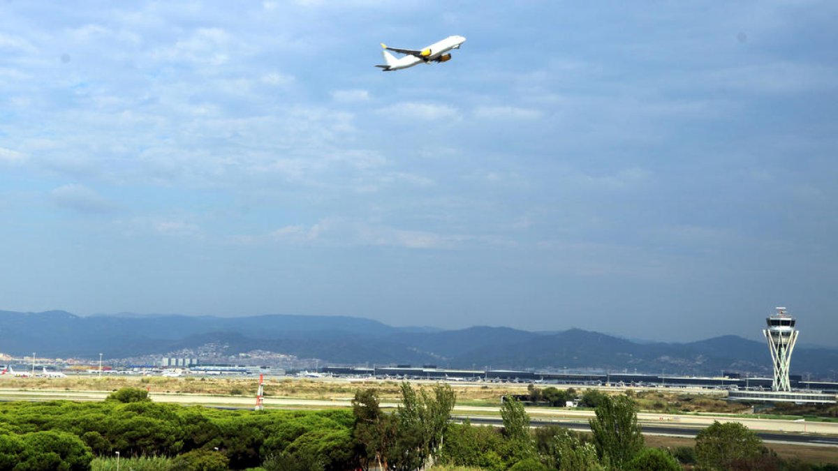 Un avió enlairant-se des de l'aeroport del Prat.