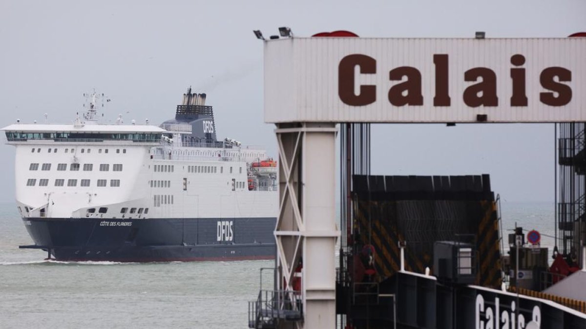 Imatge de vaixells als voltants del port de Calais.