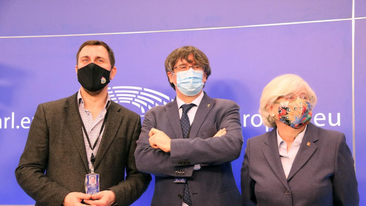 Toni Comín, Carles Puigdemont i Clara Ponsatí, en una roda de premsa al juliol a Brussel·les.
