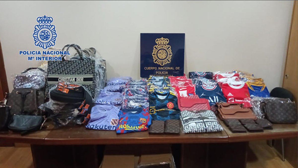 Vista dels productes confiscats, des de bosses fins a peces esportives falses de clubs de futbol.