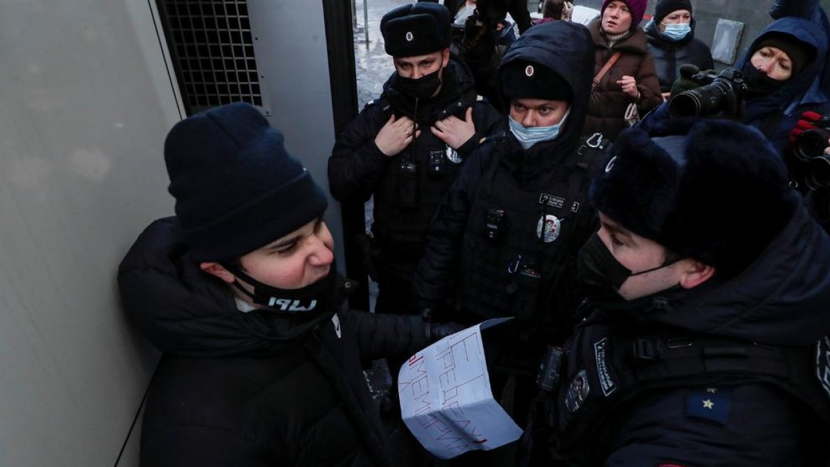 Agentes rusos detienen a un manifestante frente al Supremo.