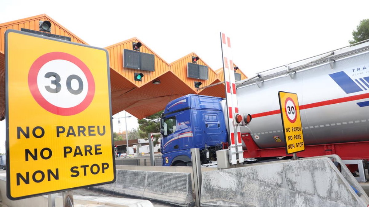 Indicacions per no aturar-se i disminuir la velocitat al peatge de Lleida.