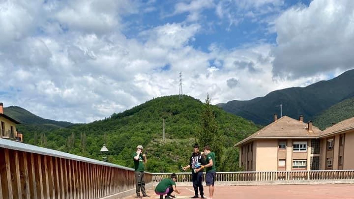 Los jóvenes pintando el circuito en la plaza de los Carantos. 