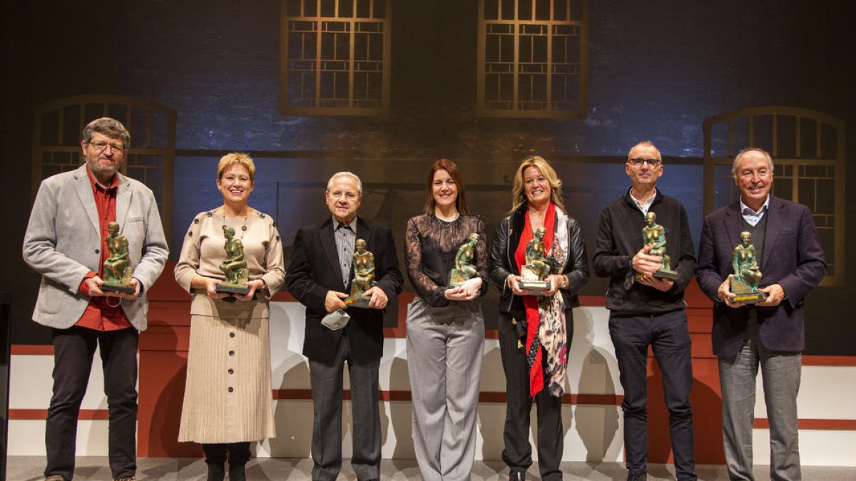 Foto de famiia con todos los galardonados anoche en el escenario del Teatre Ateneu, que se llenó de público. 