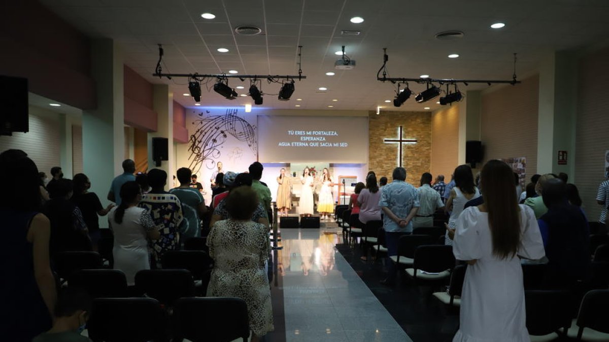Celebración eucarística en una iglesia evangélica de Lleida ayer al mediodía.