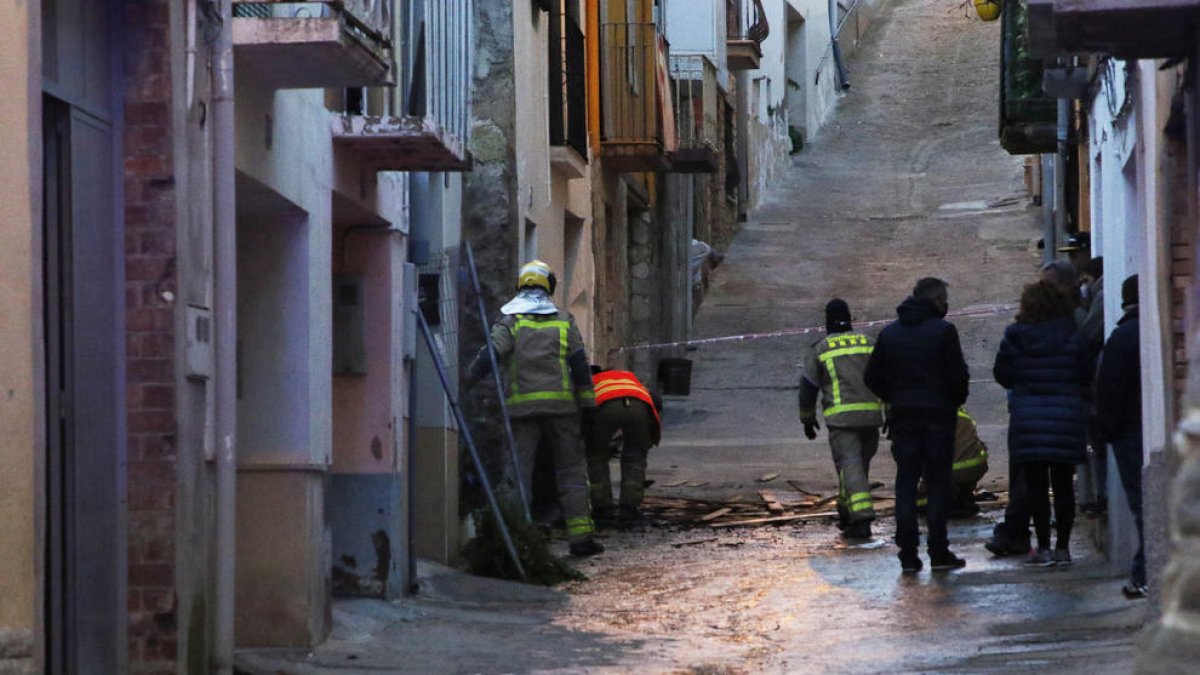 Efectivos de los Bomberos trabajando ayer en el incendio y el desplome de un tejado en Soses. 