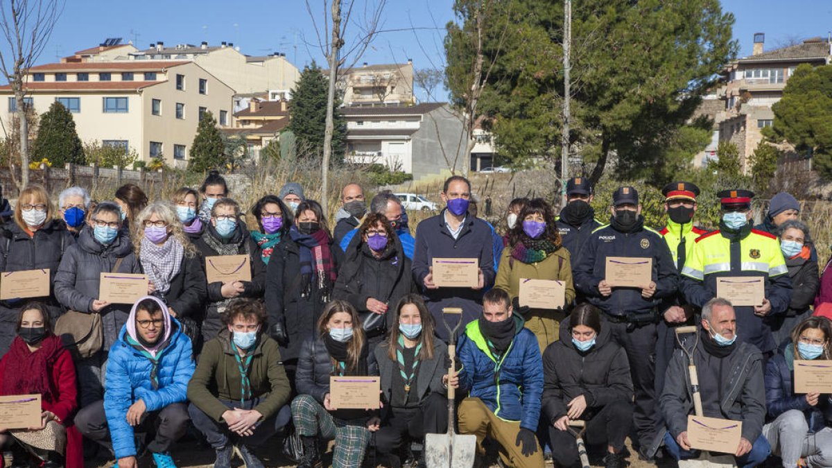 Plantada de árboles ayer en Tàrrega en memoria de las asesinadas. 