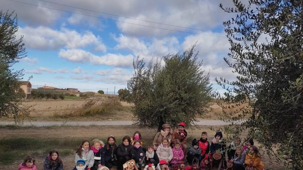Foto de grup de famílies que van sortir ahir pels voltants d’Arbeca a la recerca del tió.