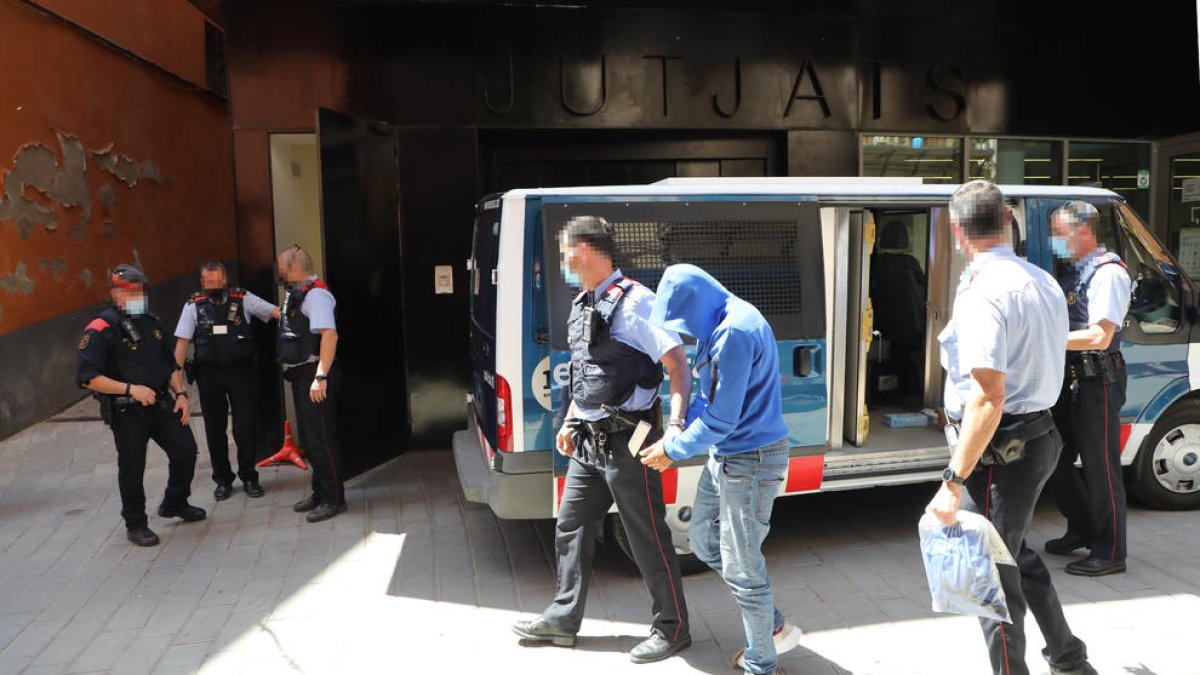 Los Mossos custodiando ayer a uno de los detenidos para su declaración ante el juzgado de Balaguer. 