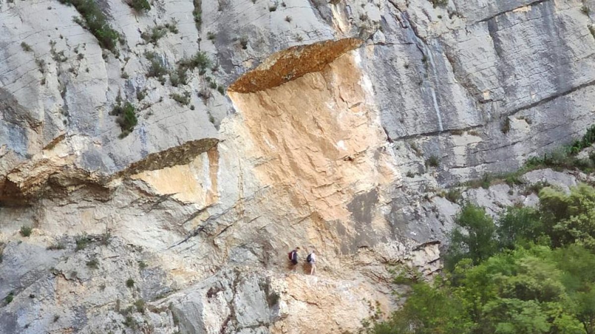 Malgrat estar els accessos tallats, els turistes passen pel sender.