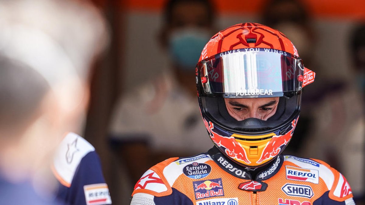 Marc Márquez, pensatiu durant la sessió d’entrenaments lliures del Gran Premi d’Itàlia.