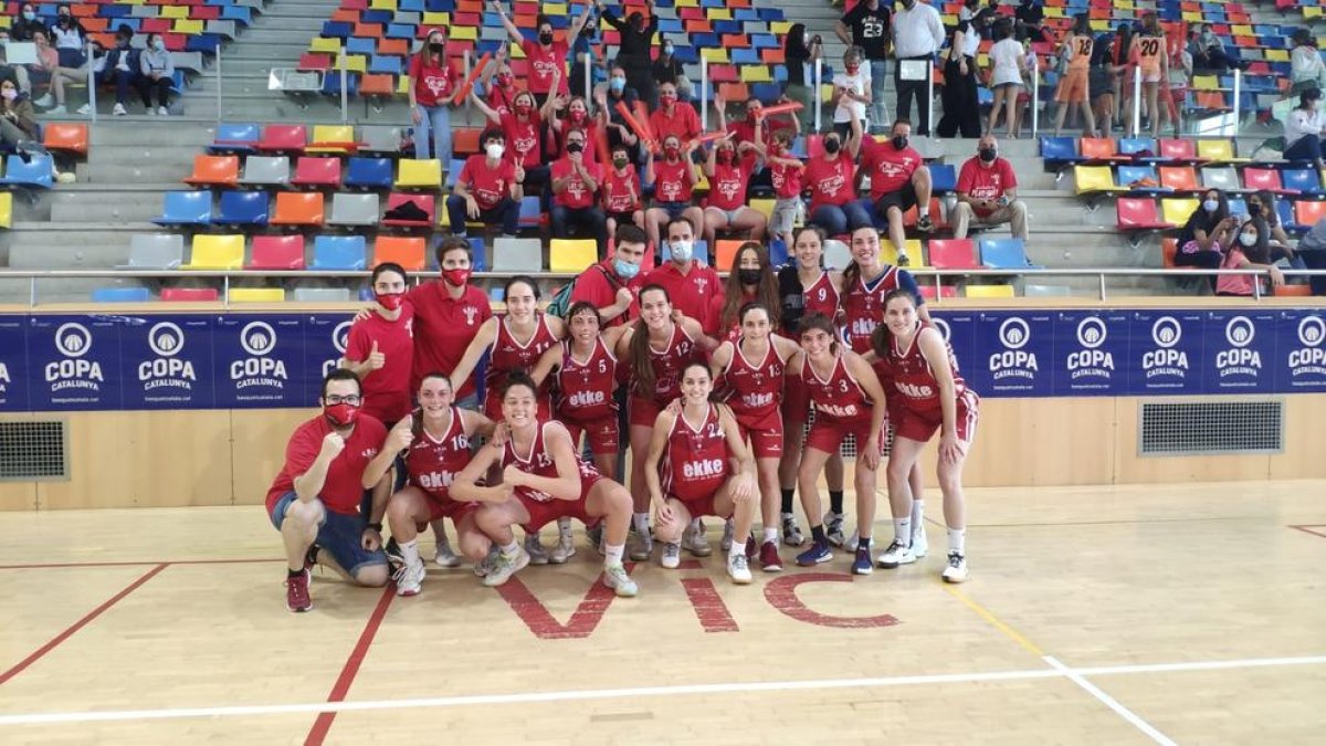 La plantilla del CB Lleida celebra su victoria junto al grupo de aficionados desplazados a Vic.