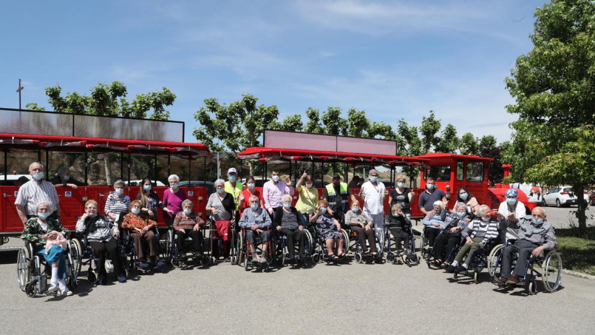 Foto de família dels impulsors de la iniciativa i alguns dels usuaris de la residència ICAD que ahir van pujar al tren turístic.