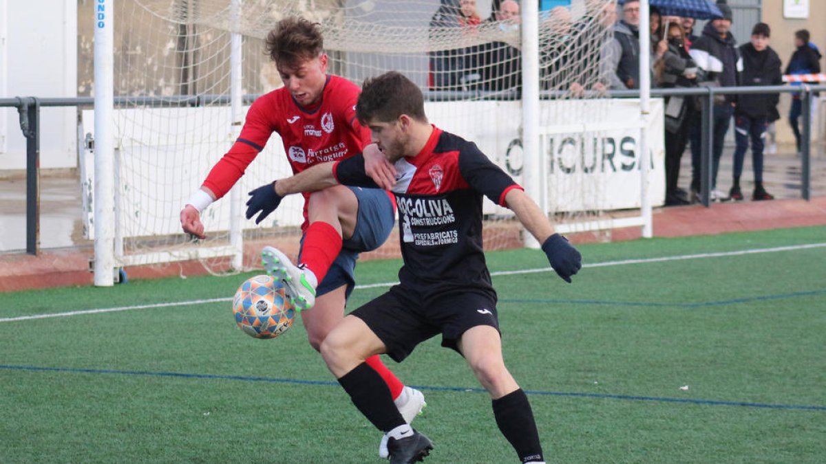 Un jugador del Balaguer i un del Linyola disputen la pilota.