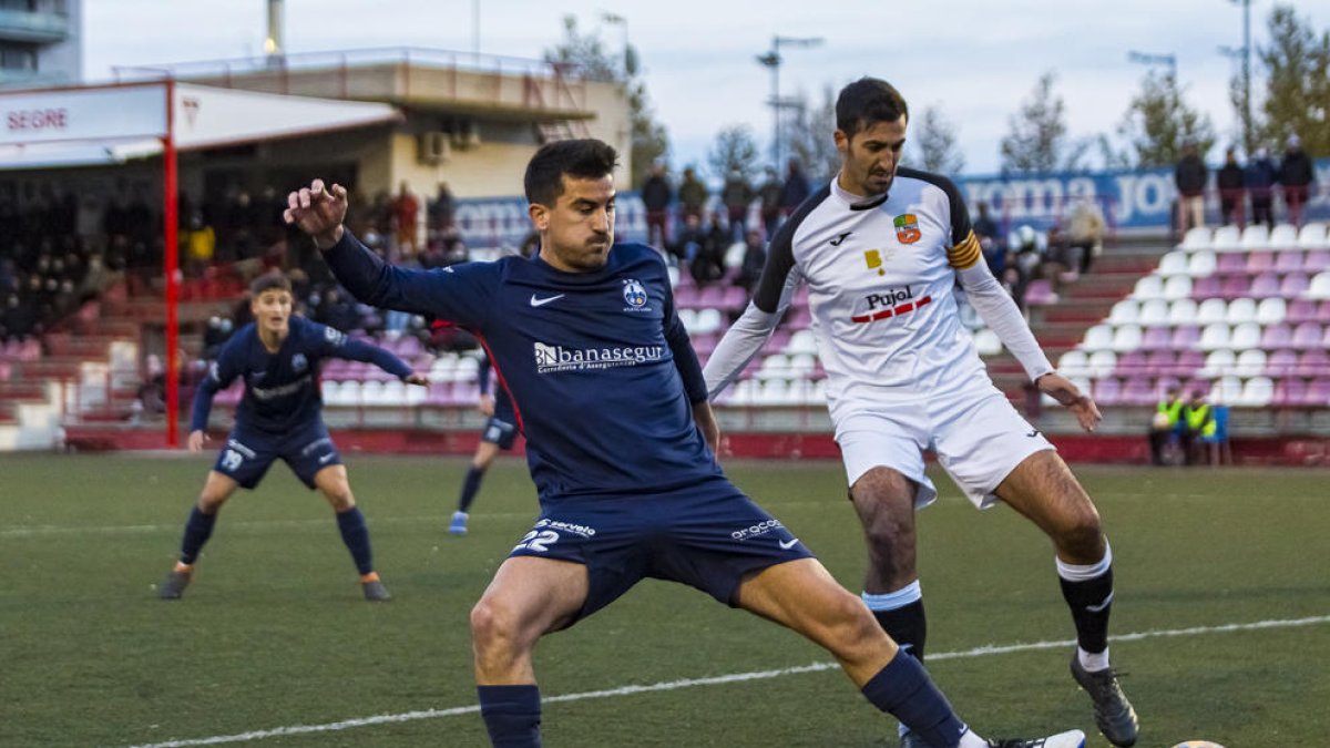 Joel Huertas y el capitán del Borges, Pelegrí, pugnan por el balón.