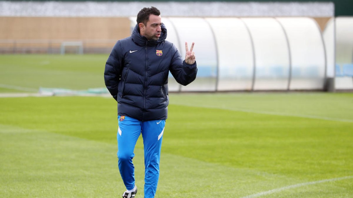 Xavi dirige el entrenamiento de ayer en la Ciutat Esportiva.