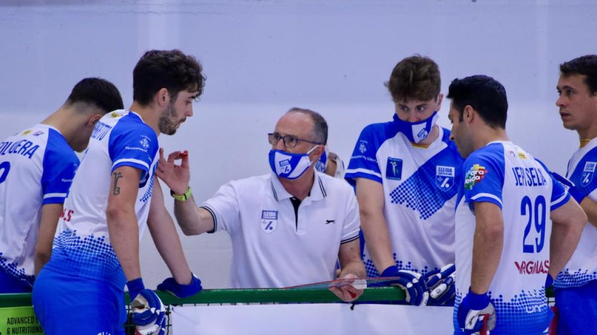 Albert Folguera da instrucciones a sus jugadores en un partido reciente.