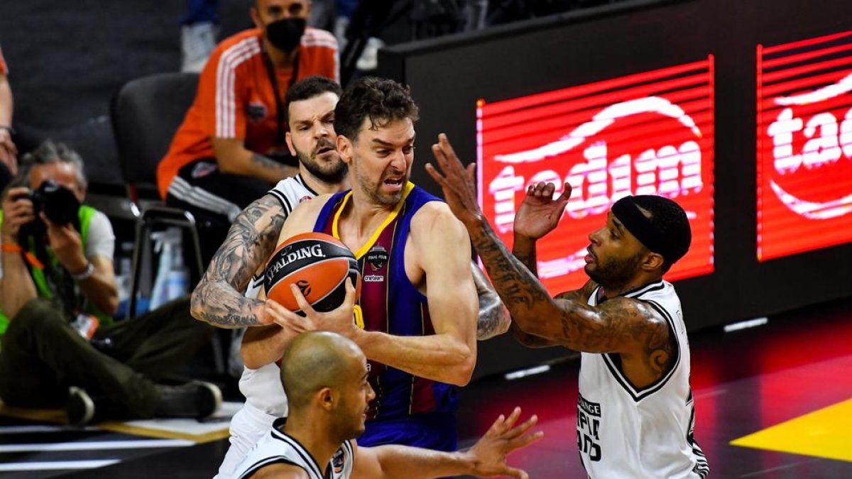 Pau Gasol defiende con energía una posesión.