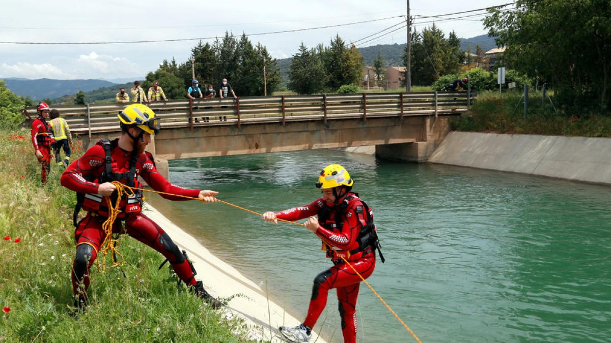 Efectivos de los Bomberos hicieron ayer prácticas acuáticas. 