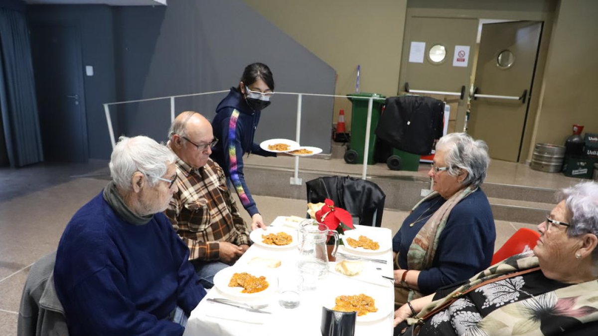 Algunos de los primeros usuarios del comedor social que abrió ayer sus puertas en el Casal de Bovera.