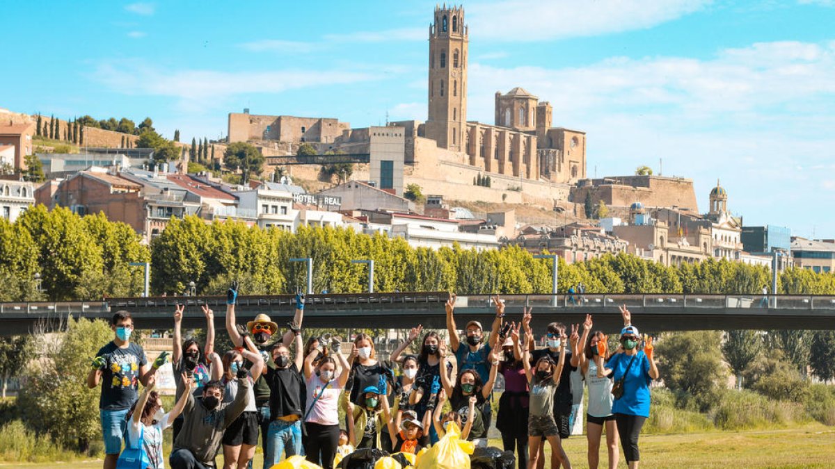 Foto de familia de los participantes en la recogida de basura en la canalización.