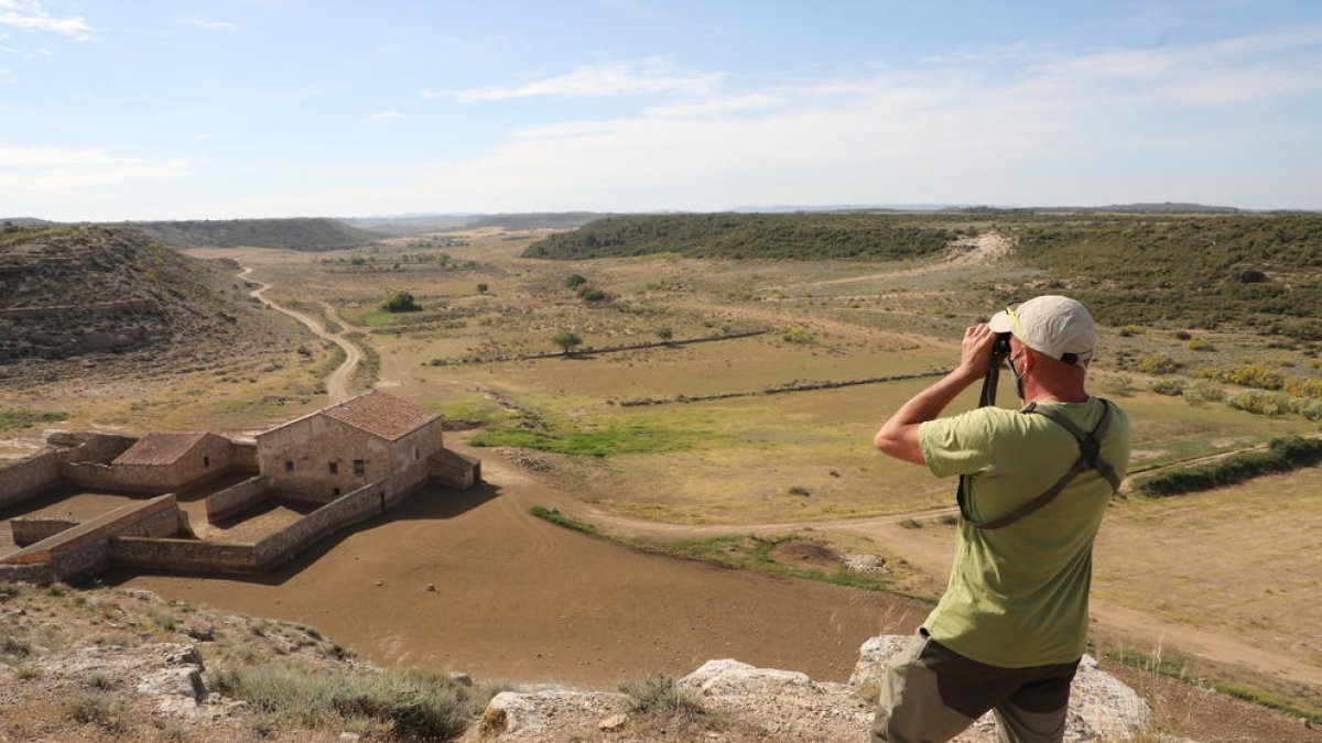 El guarda de Mas de Melons observa el espacio protegido, de más de 6.000 hectáreas, uno de los más extensos de Lleida.