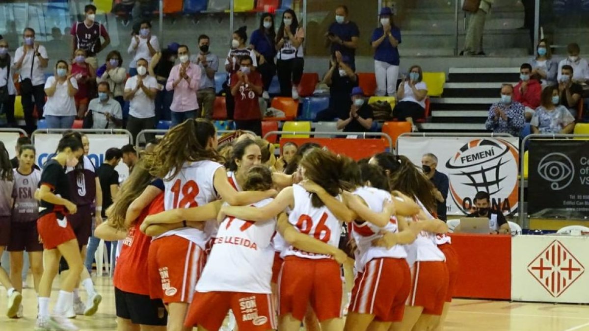 Las jugadoras del CB Lleida celebran el triunfo sobre el Sant Adrià y el acceso a la final del torneo.